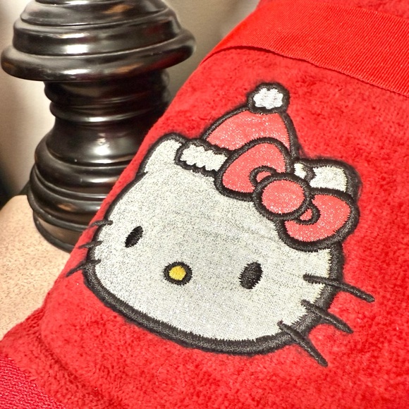 NWT Set of 2 Metallic SANTA HELLO KITTY Hand Towels - Picture 3 of 9
